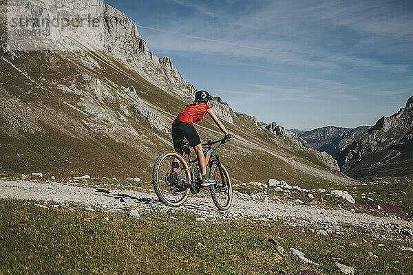 Radfahrerin auf dem Mountainbike im Nationalpark Picos de Europa  Kantabrien  Spanien