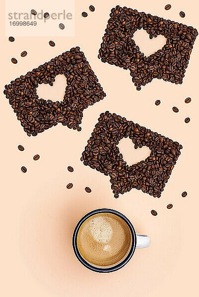 Studioaufnahme einer Tasse Kaffee und gerösteter Kaffeebohnen  die in Form von Online-Chatblasen angeordnet sind