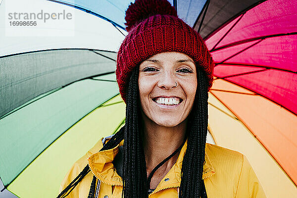 Nahaufnahme einer lächelnden Frau mit Regenschirm