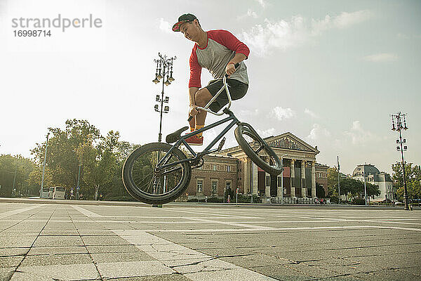 Junger BMX-Biker bei einem Stunt auf dem Heldenplatz  Budapest  Ungarn