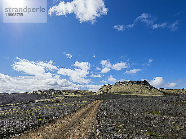 Schotterstraße in Richtung Berg gegen blauen Himmel  Lakagigar  Island