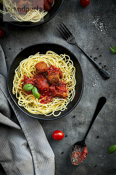 Schüssel Spaghetti mit vegetarischer Polpette und Basilikum