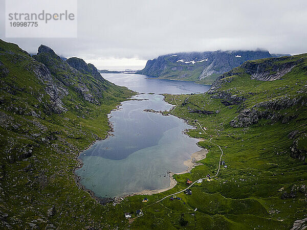 Aussicht auf einen Berg am Helvetestinden  Lofoten  Norwegen