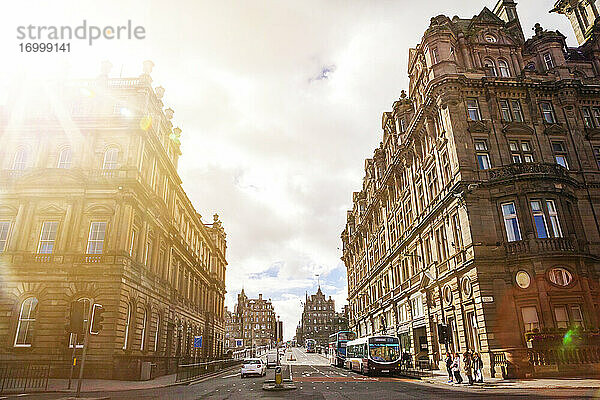 UK  Schottland  Edinburgh  Straßen und Altstadtgebäude bei Sonnenuntergang