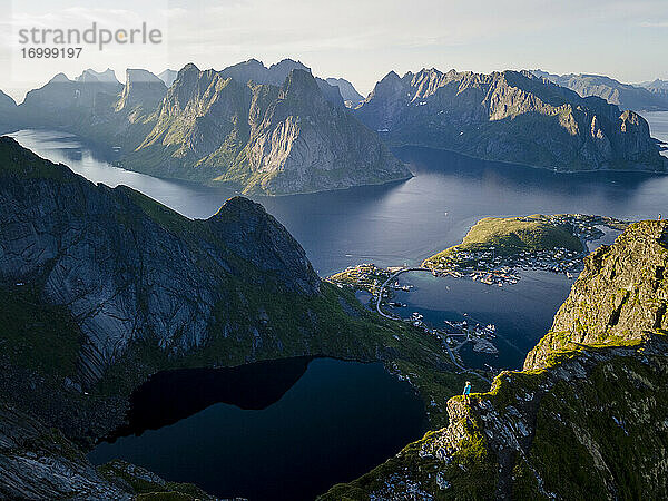 Entdecker stehender Berg bei Reine  Lofoten  Norwegen