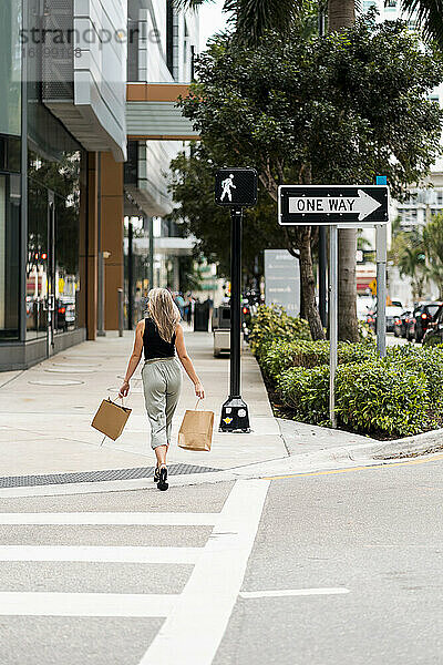 Frau mit Einkaufstasche auf der Straße in der Stadt