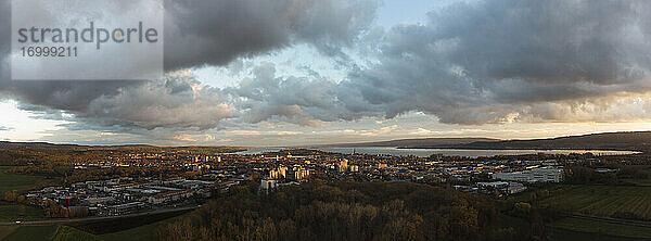 Deutschland  Baden-Württemberg  Radolfzell  Graue Wolken über der Stadt am Seeufer im Herbst