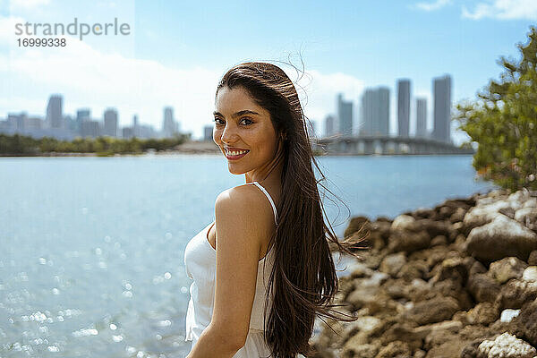 Schöne junge Frau in der Bucht an einem sonnigen Tag