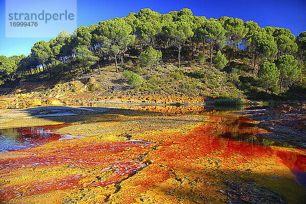 Landschaft mit rotem Wasser des Rio Tinto  gefärbt durch gelöste Mineralien  hauptsächlich Eisen