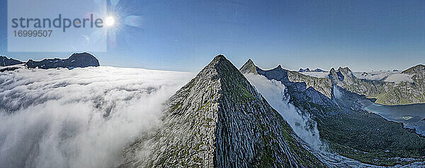 Mit Wolken bedeckter Granitberg am Helvetestinden  Lofoten  Norwegen