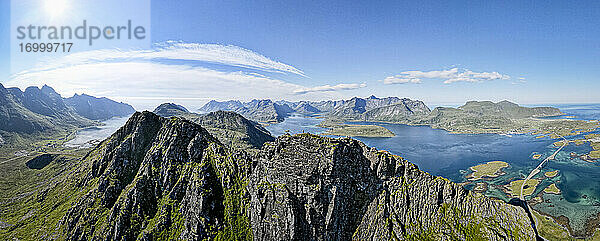 Felsige Berglandschaft am Volandstinden  Lofoten  Norwegen