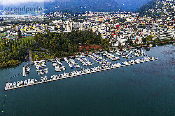 Schweiz  Kanton Tessin  Locarno  Blick aus dem Hubschrauber auf den Hafen der Stadt am Seeufer in der Morgendämmerung