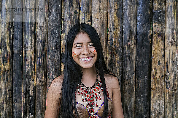 Glückliche junge Guarani-Frau an einer Bambuswand  Misahualli 
Ecuador