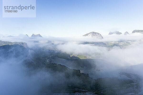 Blick auf einen wolkenverhangenen Berg am Helvetestinden  Lofoten  Norwegen