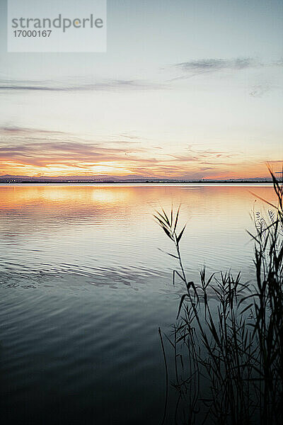Idyllischer Blick auf den See gegen den Himmel bei Sonnenuntergang