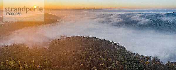 Drohnenansicht des in dichten Nebel gehüllten Remstals bei Sonnenaufgang