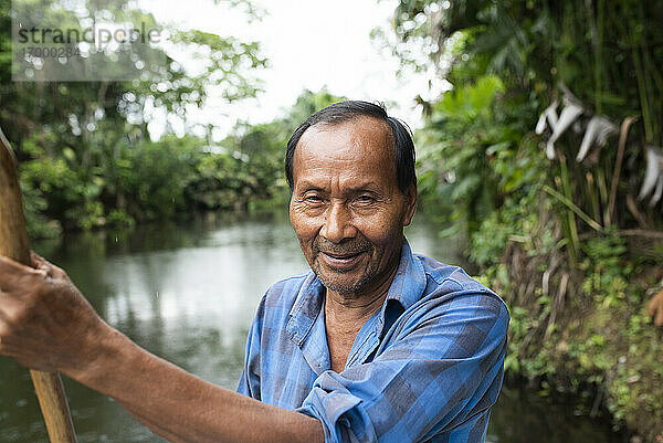 Lächelnder älterer Guarani-Mann am Napo-Fluss  Ecuador