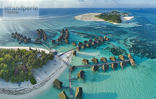 Malediven  Kaafu-Atoll  Luftaufnahme der tropischen Ferienanlage auf der Insel Huraa