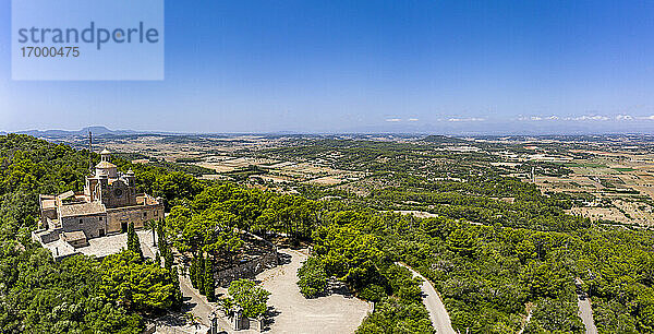 Spanien  Balearen  Petra  Blick aus dem Hubschrauber auf den klaren blauen Himmel über dem Heiligtum von Bonany im Sommer