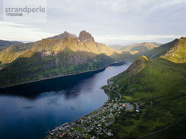 Schöne Landschaft gegen den Himmel bei Segla  Norwegen