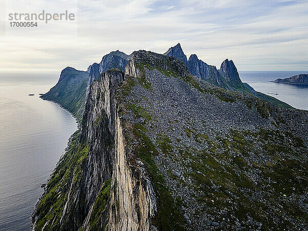 Berglandschaft bei Segla  Norwegen bei Sonnenuntergang