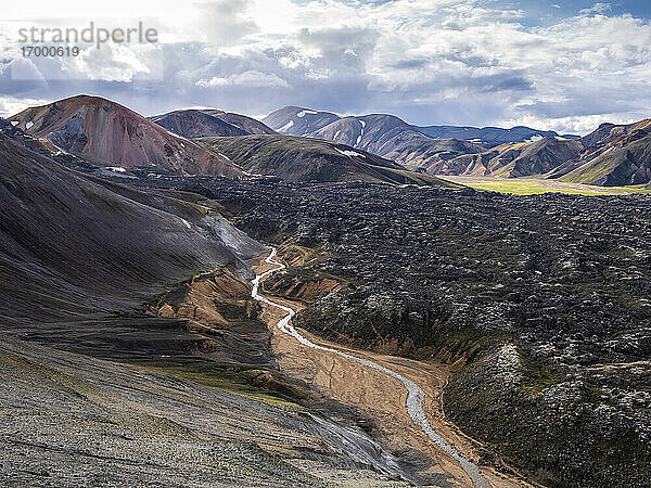Landschaftlicher Blick auf einen Bach  der durch ein vulkanisches Tal in Landmannalaugar fließt