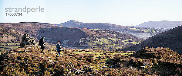 Wanderer erkunden den Tafelberg gegen den Himmel  Brecon Beacons National Park  Wales  UK