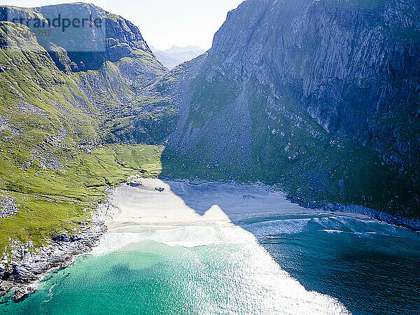 Kvalvika Strand am Berg auf den Lofoten  Norwegen