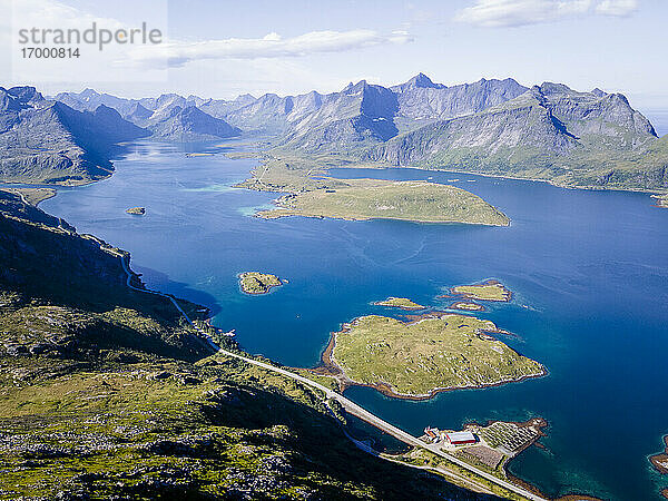 Felsengebirge umgeben vom Meer am Volandstinden  Lofoten  Norwegen