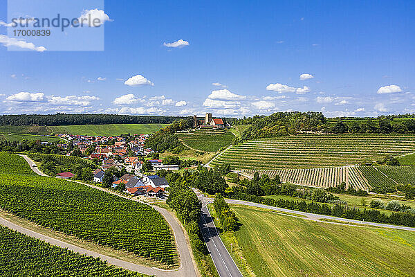 Deutschland  Baden-Württemberg  Brackenheim  Luftaufnahme der Weinberge vor der Stadt auf dem Land im Sommer