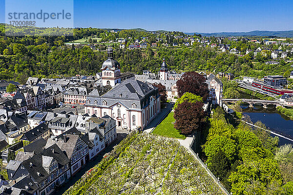 Deutschland  Weilburg  Schloss Weilburg mit barocker Schlossanlage  altem Rathaus und Schlosskirche mit Turm  Luftaufnahme
