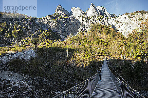 Deutschland  Bayern  Wanderin fotografiert von Hängebrücke im Nationalpark Berchtesgaden