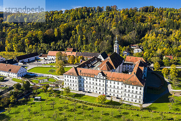 Deutschland  Bayern  Schaftlarn  Blick aus dem Hubschrauber auf die Abtei Schaftlarn an einem sonnigen Herbsttag