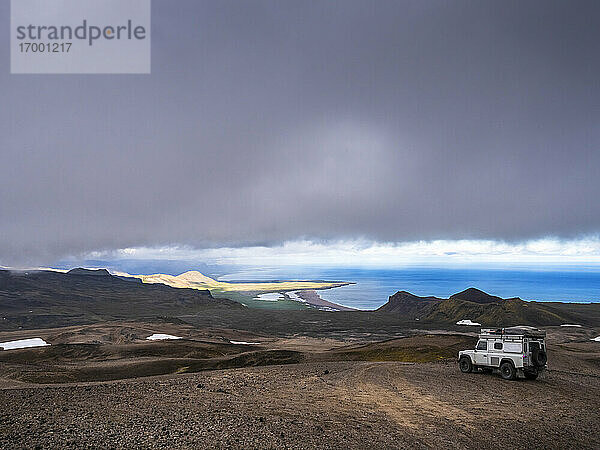 Graue Wolken über dem Geländewagen im Snaefellsjokull-Nationalpark  Island