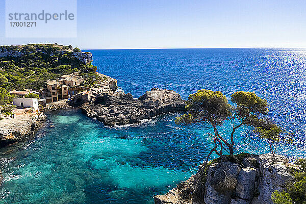 Spanien  Mallorca  Santanyi  Blick aus dem Hubschrauber auf das Küstendorf  umgeben vom blauen Wasser des Mittelmeers im Sommer