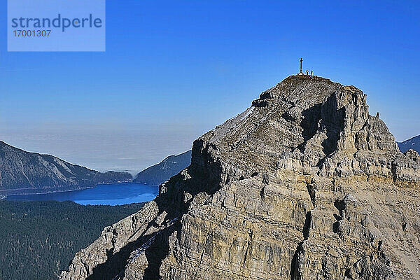 Schottelkarspitze mit Walchensee im Hintergrund