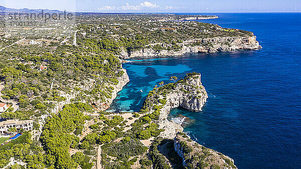 Spanien Mallorca  Santanyi  Blick aus dem Hubschrauber auf die Klippen der Küste im Sommer