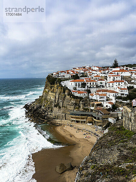 Portugal  Bezirk Lissabon  Azenhas do Mar  Küstenstadt am Rande der Steilküste