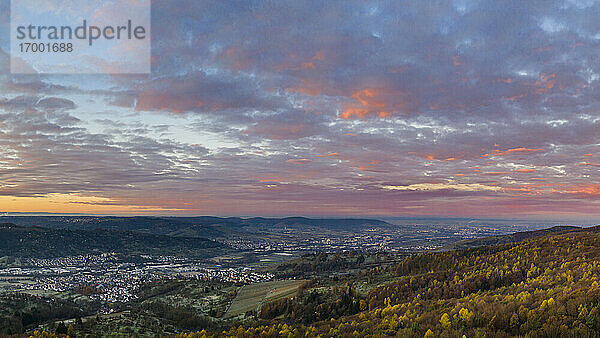 Deutschland  Baden-Württemberg  Drohnenansicht des Remstals in der Herbstdämmerung