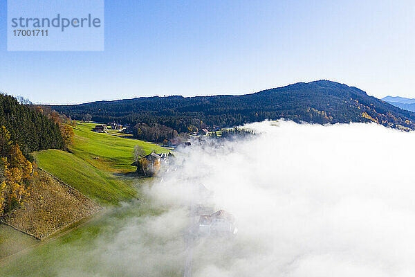 Drohnenansicht eines in dichten Nebel gehüllten Bergtals