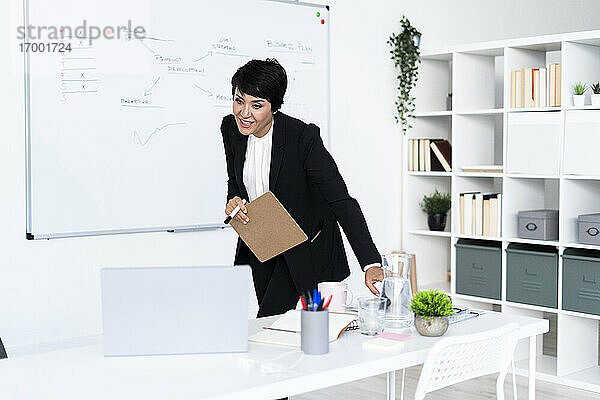 Geschäftsfrau während eines Videogesprächs auf dem Büro-Laptop