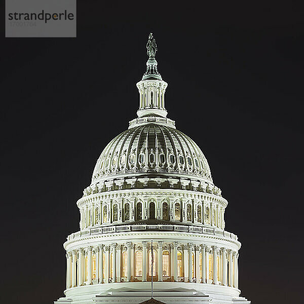 USA  Washington DC  Kuppel des Kapitols der Vereinigten Staaten bei Nacht