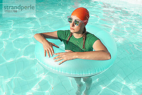 Porträt einer Frau mit Schwimmreifen im Schwimmbad