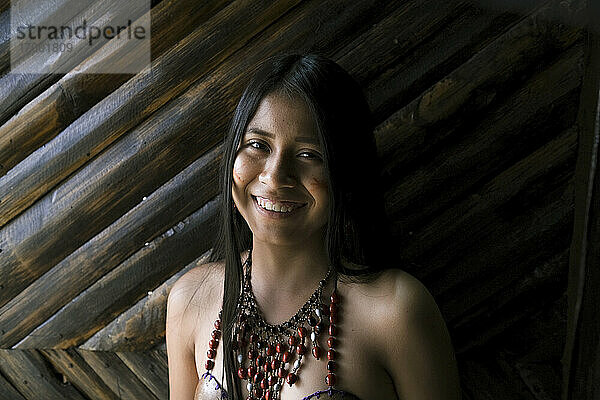 Lächelnde junge Guarani-Frau an einer Bambuswand  Misahualli 
Ecuador