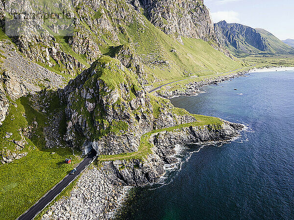 Straße auf einem Berg am Meer bei Andoya  Norwegen