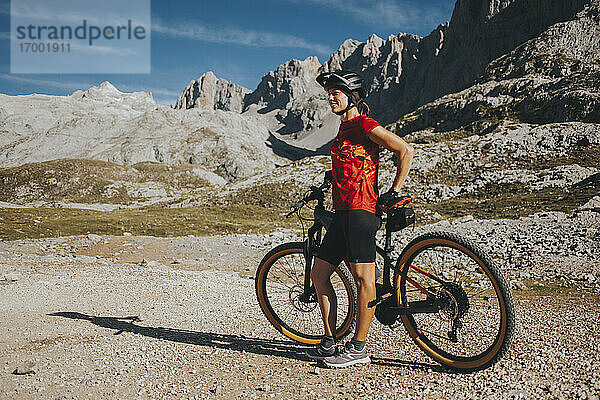 Abenteuerlustige Radfahrerin mit Mountainbike im Nationalpark Picos de Europa  Kantabrien  Spanien