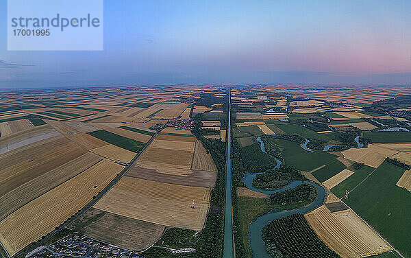 Luftaufnahme des Canal lateral a la Marne  der sich in der Abenddämmerung zwischen Feldern erstreckt