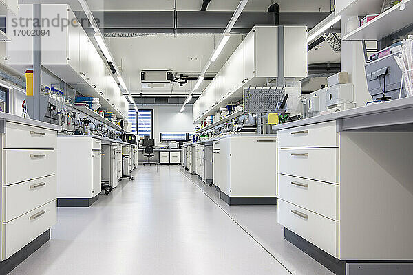Wissenschaftliches Labor mit medizinischer Ausstattung