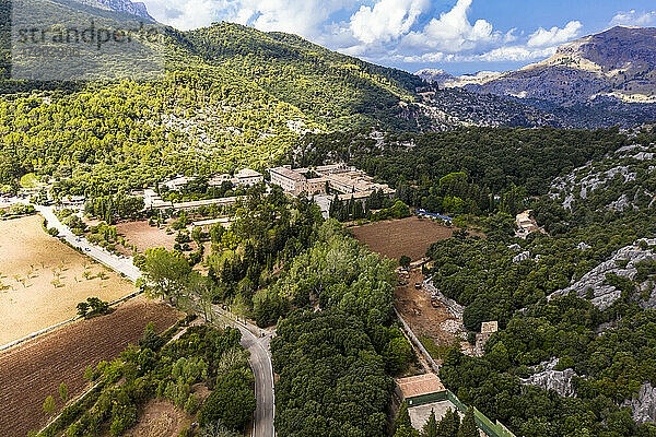 Spanien  Mallorca  Escorca  Blick aus dem Hubschrauber auf das Santuari de Lluc im bewaldeten Tal der Serra de Tramuntana