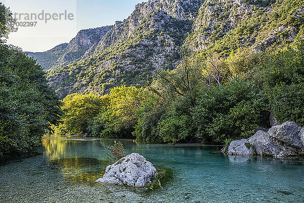 Der Fluss Acheron fließt durch einen Berg in Epirus  Griechenland